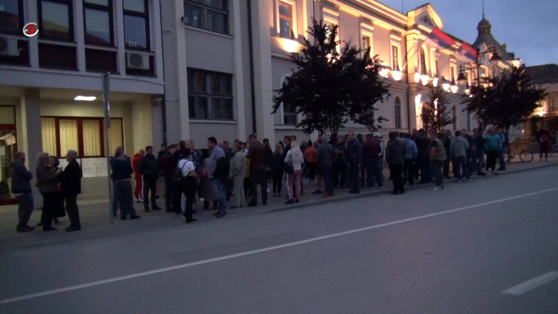 Nezadovoljni građani i opozicija organizovali protest ispred zgrade Gradske uprave u Čačku