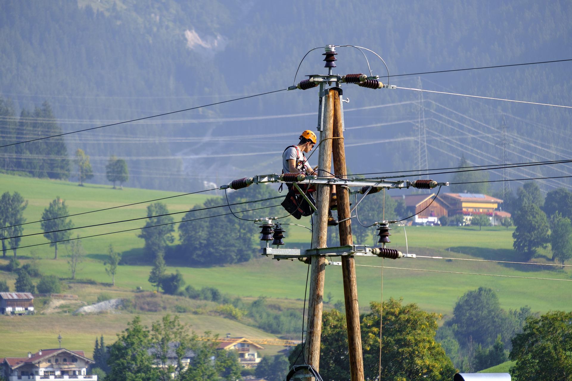 Mlađi muškarac pao sa deset metara visine prilikom radova na strujnoj mreži