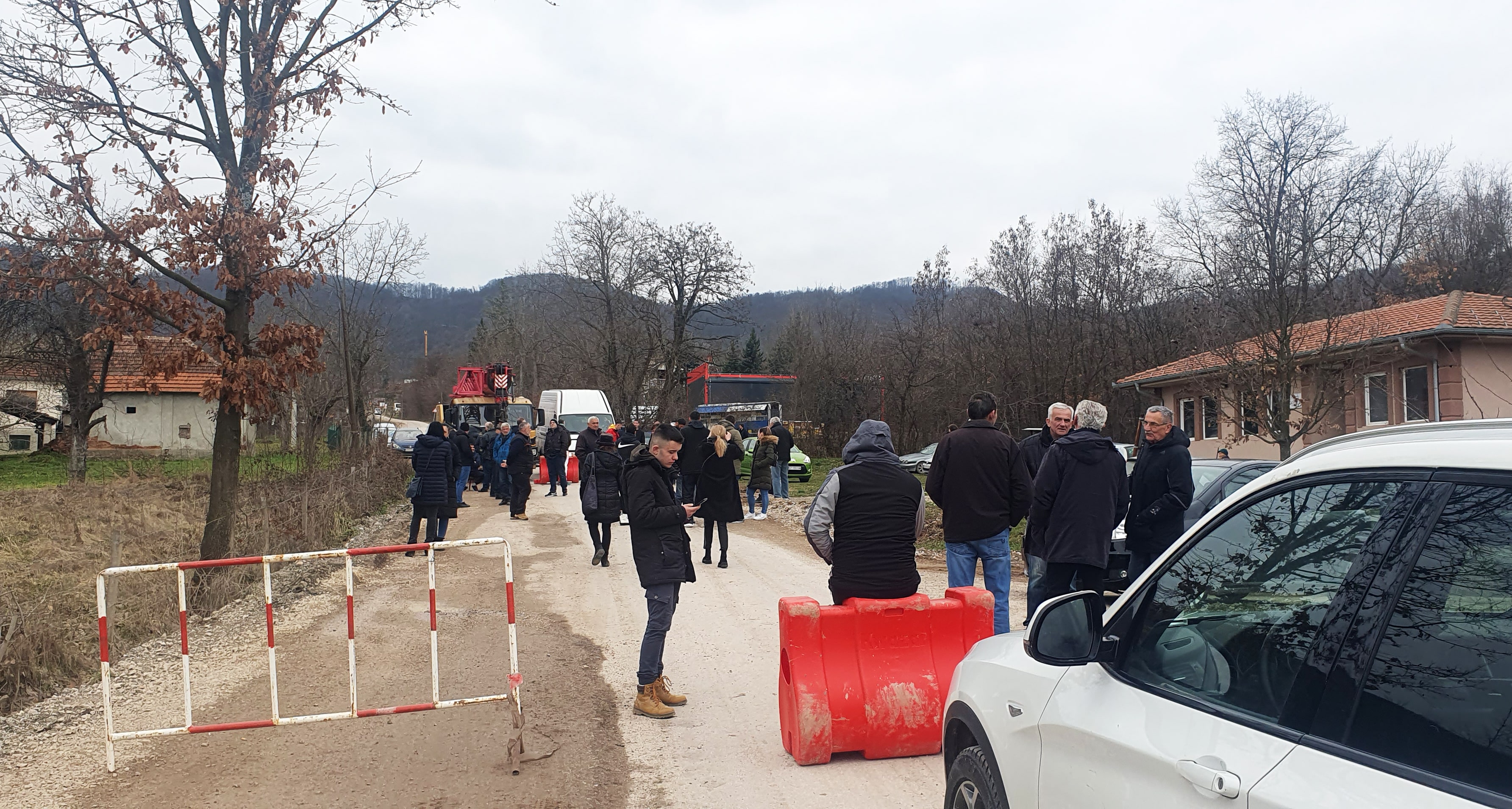 Nezadovoljni meštani ponovo blokirali puteve u Pakovraću i ka Markovici zbog oduzete zemlje