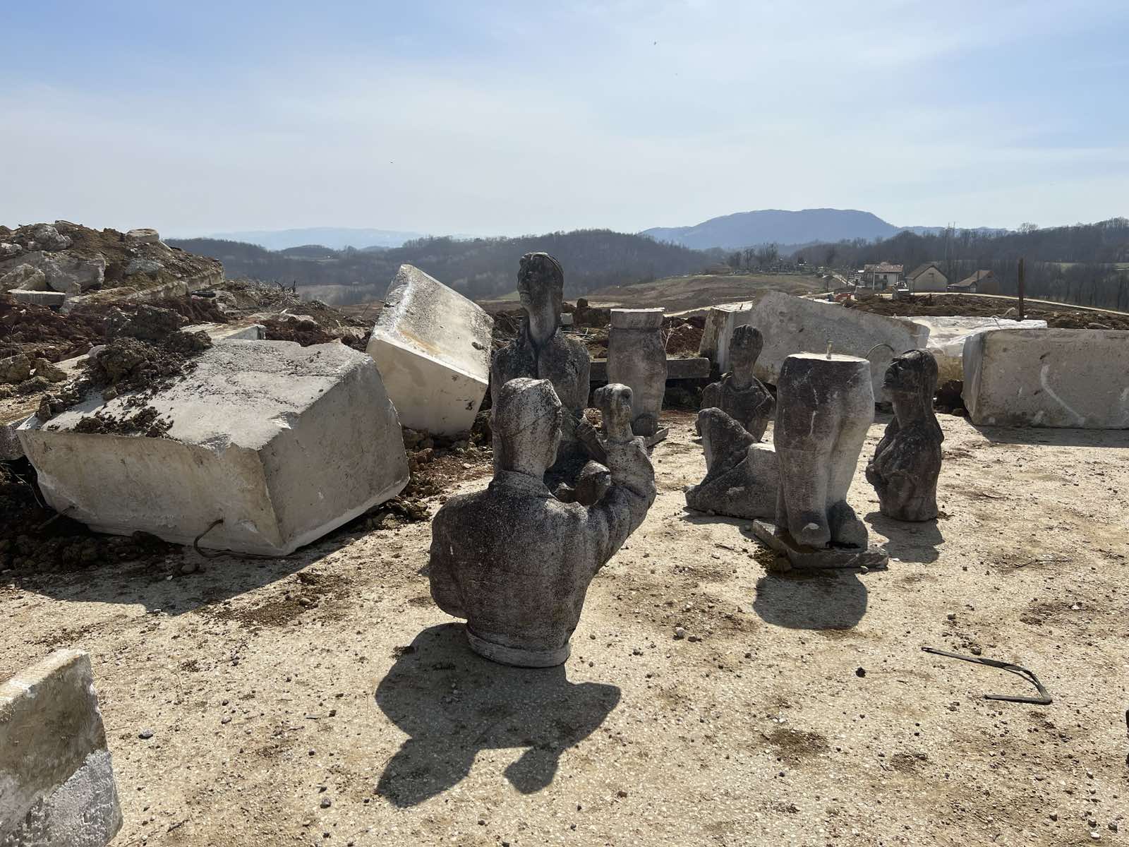 Srušen spomenik u Negrišorima: Meštani ogorčeni, Kinezima žao - obećavaju da će platiti obnovu (FOTO)
