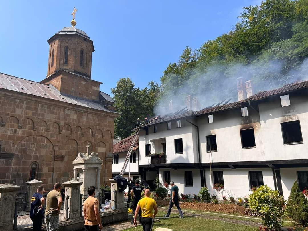 Požar u manastiru Vraćevšnica lokalizovan, uzroke utvrđuje istraga