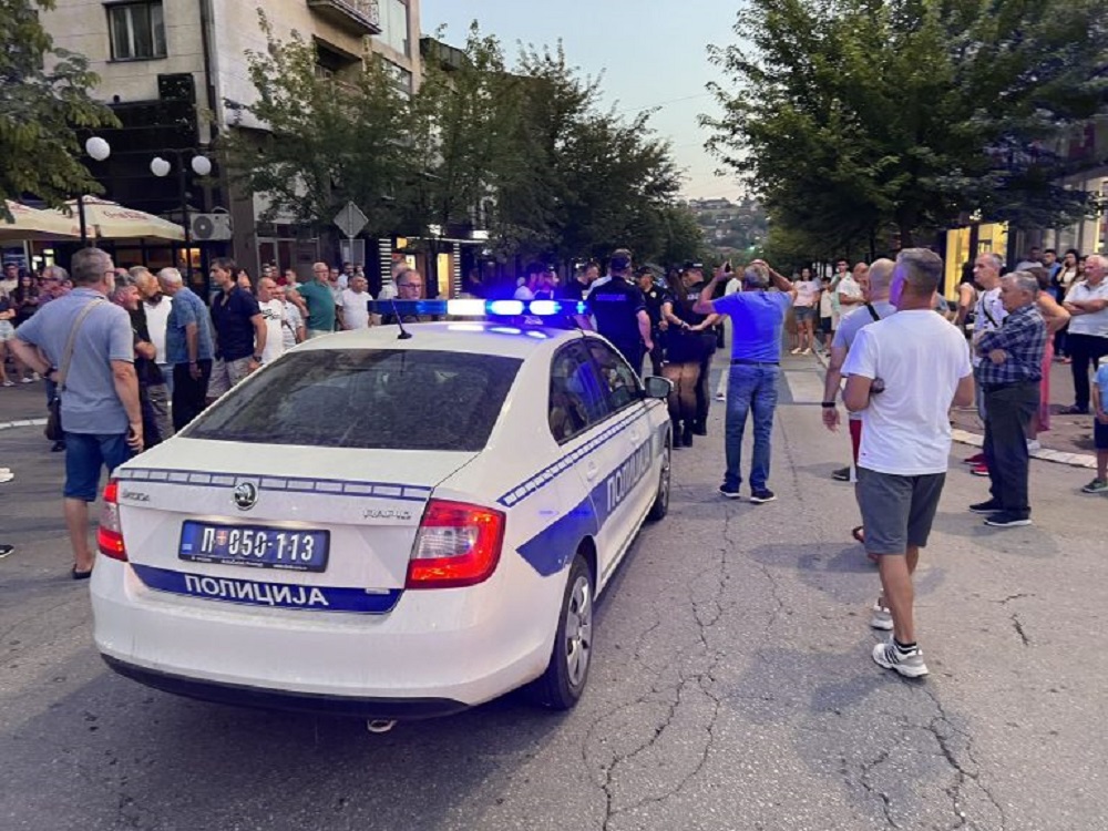 Autom uleteo među ljude na protestu u Milanovcu, povređeno dete