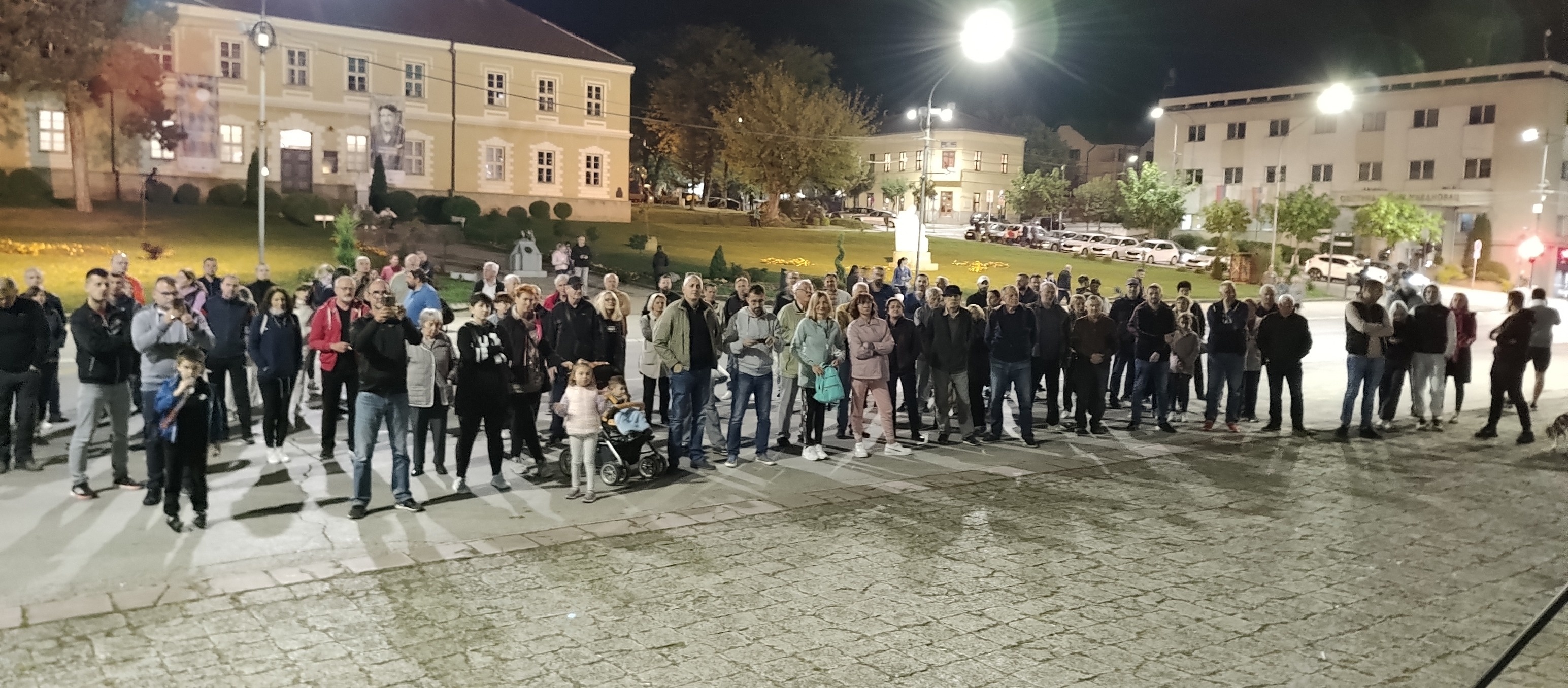 Gađana protestna kolona jogurtom i paradajzom u Gornjem Milanovcu (FOTO)