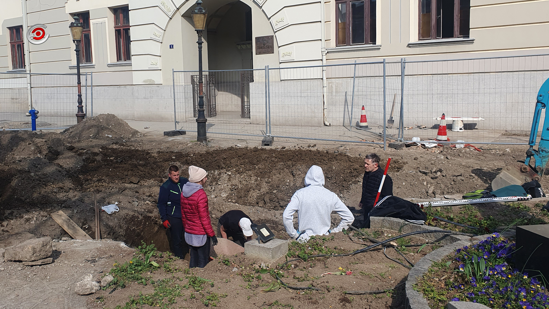 Otkriveno novo arheološko nalazište ispred ulaza u čačansku Gimnaziju (FOTO)