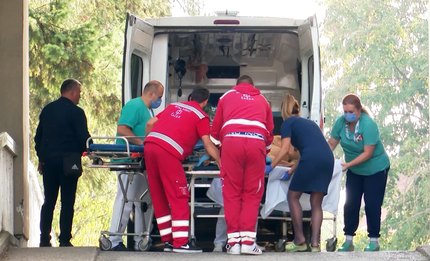 Gotova obdukcija nastradalih žena u padu visećeg mosta u Ovčar Banji, u Zvorniku Dan žalosti