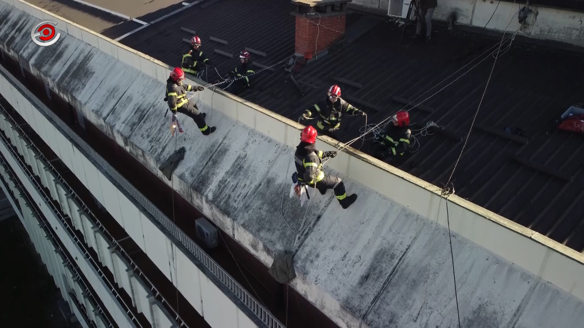 Vatrogasci kao Božić Bate na Dečjem odeljenju čačanske Bolnice (VIDEO)