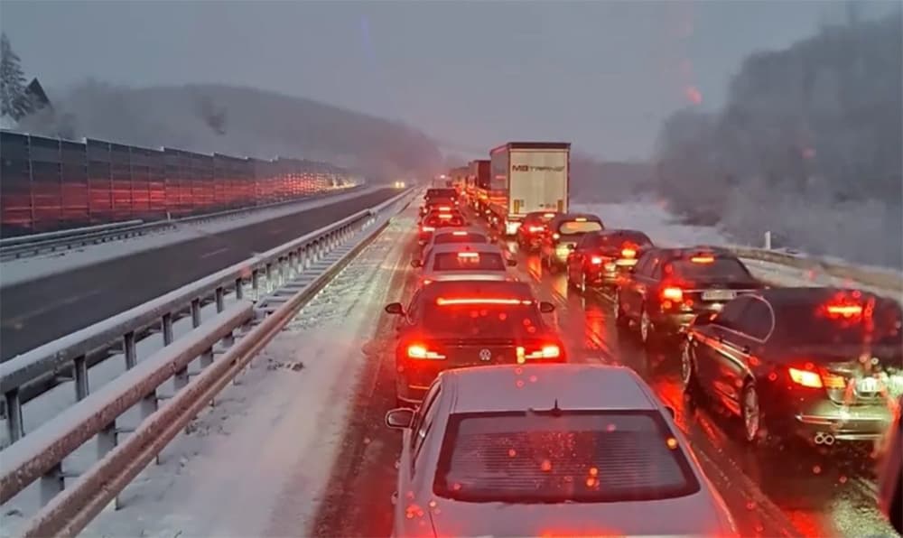 Sneg širom Srbije: Kolaps na pojedinim putnim pravciama u zemlji, kolone na auto-putu Miloš Veliki