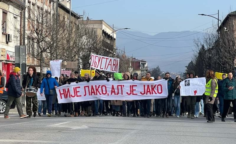 Protest prosvetnih radnika u Gornjem Milanovcu: "Nije lako, al’ je jako"