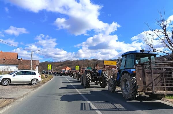 Poljoprivrednici nastavljaju blokadu u Takovu: Sutra od 12 sati do ispunjenja zahteva