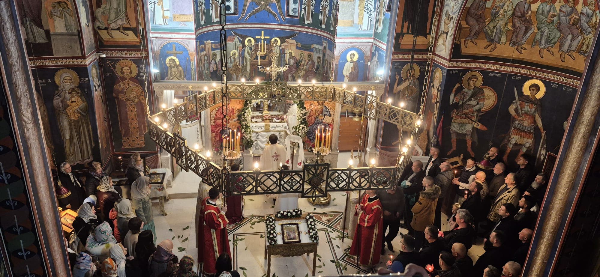 JUTRENJE I LITURGIJA NA BRDU LJUBIĆU: Verni narod dočekao Vaskrs u hramu Svetog kneza Lazara (VIDEO)